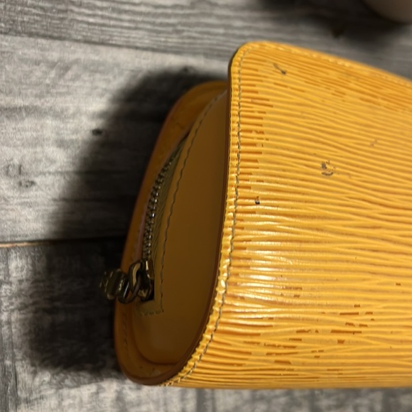 LOUIS VUITTON EPI CASE - Picture 4 of 10